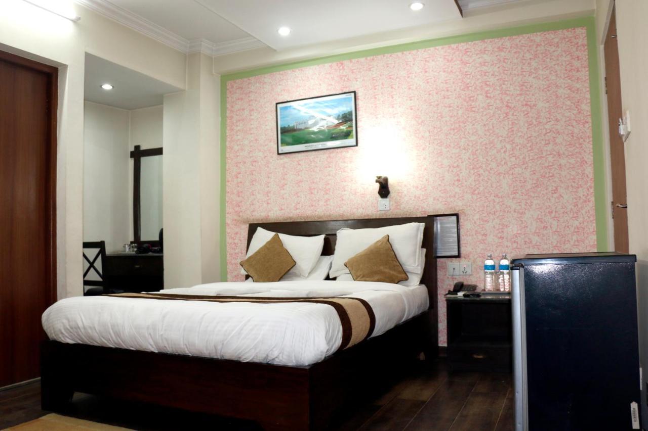 Alpine Hotel & Apartment Катманду Екстериор снимка